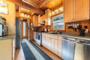 3BD Retreat - 5 Min to Beach Trails & Town